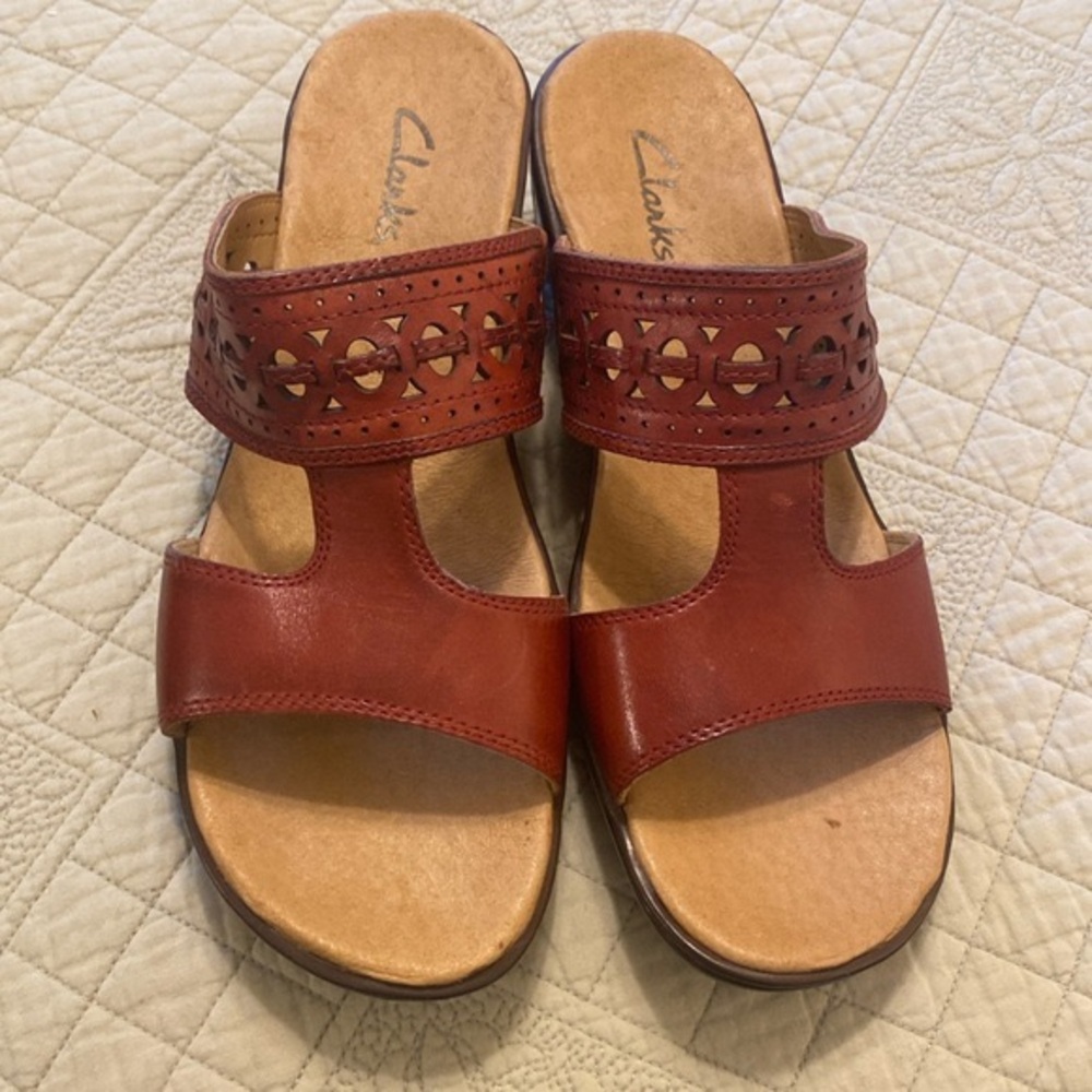 Clarkes women’s sandals, red,size 10